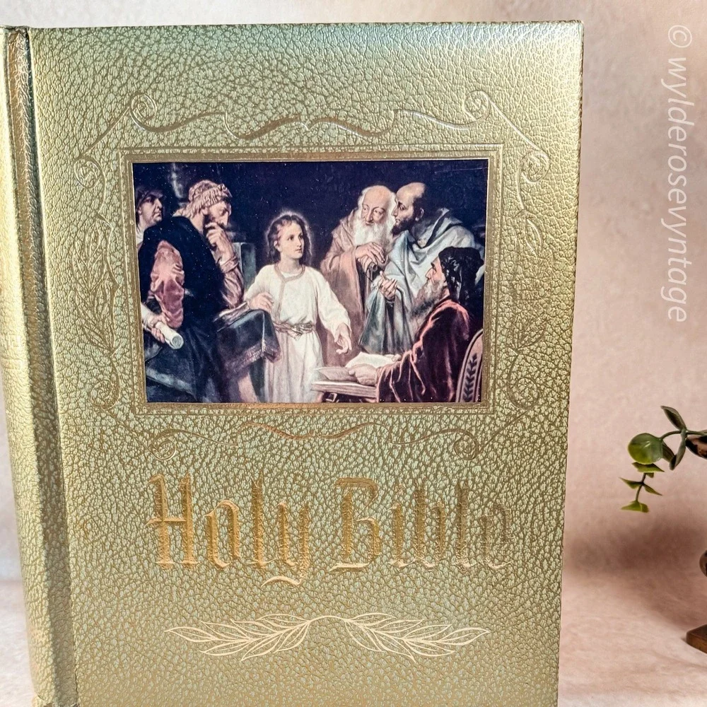 Heirloom Family Bible‎